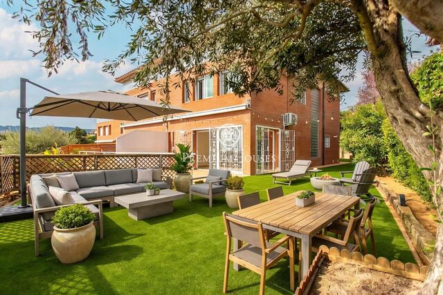 Casa esquinera con piscina comunitaria y preciosas vistas al mar