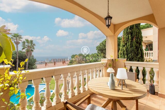 Exclusiva residencia independiente en venta con vistas al mar en Teià