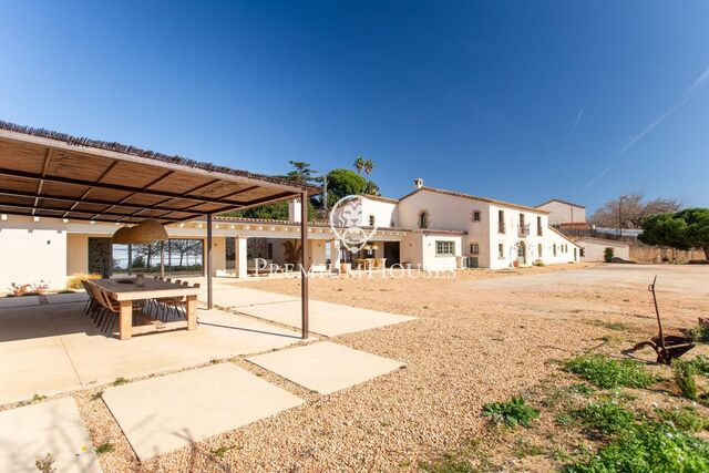 Masia exclusiva en venda amb vista de 180è a la mar a 20 minutos de Barcelona