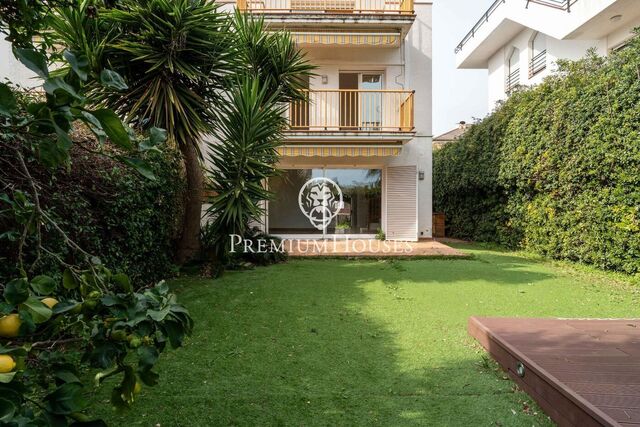 Дом на две семьи с беспрепятственным видом и садом в Виньете