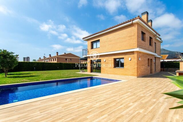 Elegante casa con piscina y parcela plana en venta en Cabrera de Mar