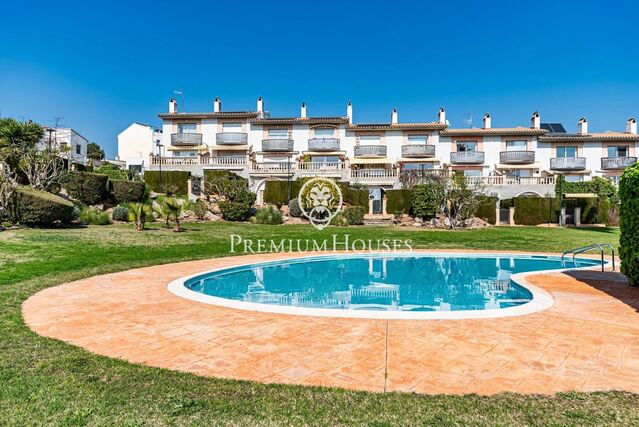 Adosado con piscina comunitaria y vistas despejadas en el centro