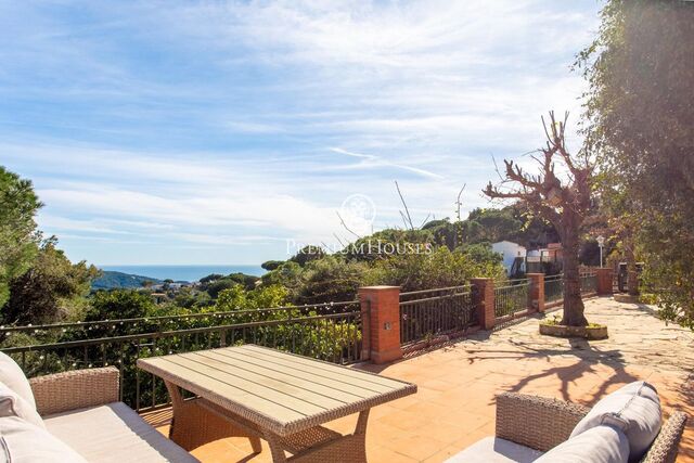 Xalet amb vista a la mar, gran parcel·la i apartament independent a Castellar d’Índies – Sant Cebrià de Vallalta