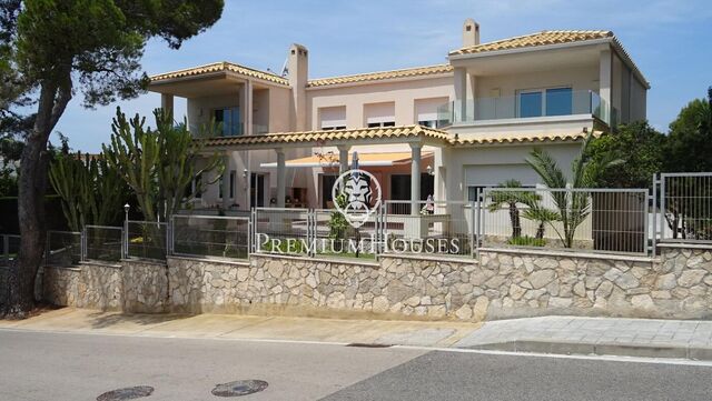 Maison avec piscine en bord de mer à Roques Daurades