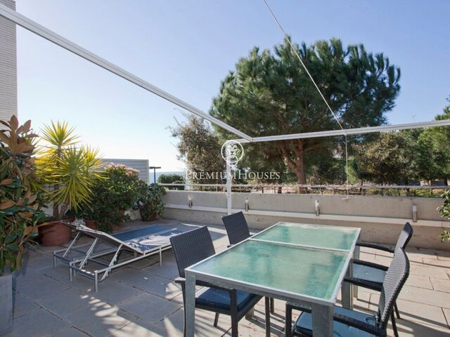Adosado esquinero con piscina comunitaria y vistas al mar en venta en Sant Pol de Mar