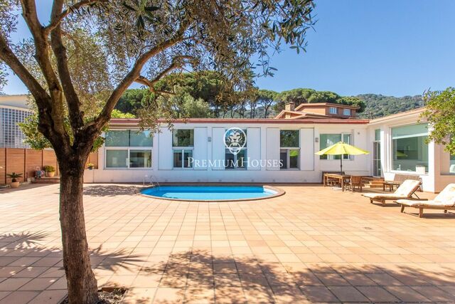 Maison de plain-pied exclusive avec piscine et grande intimité à vendre à Argentona