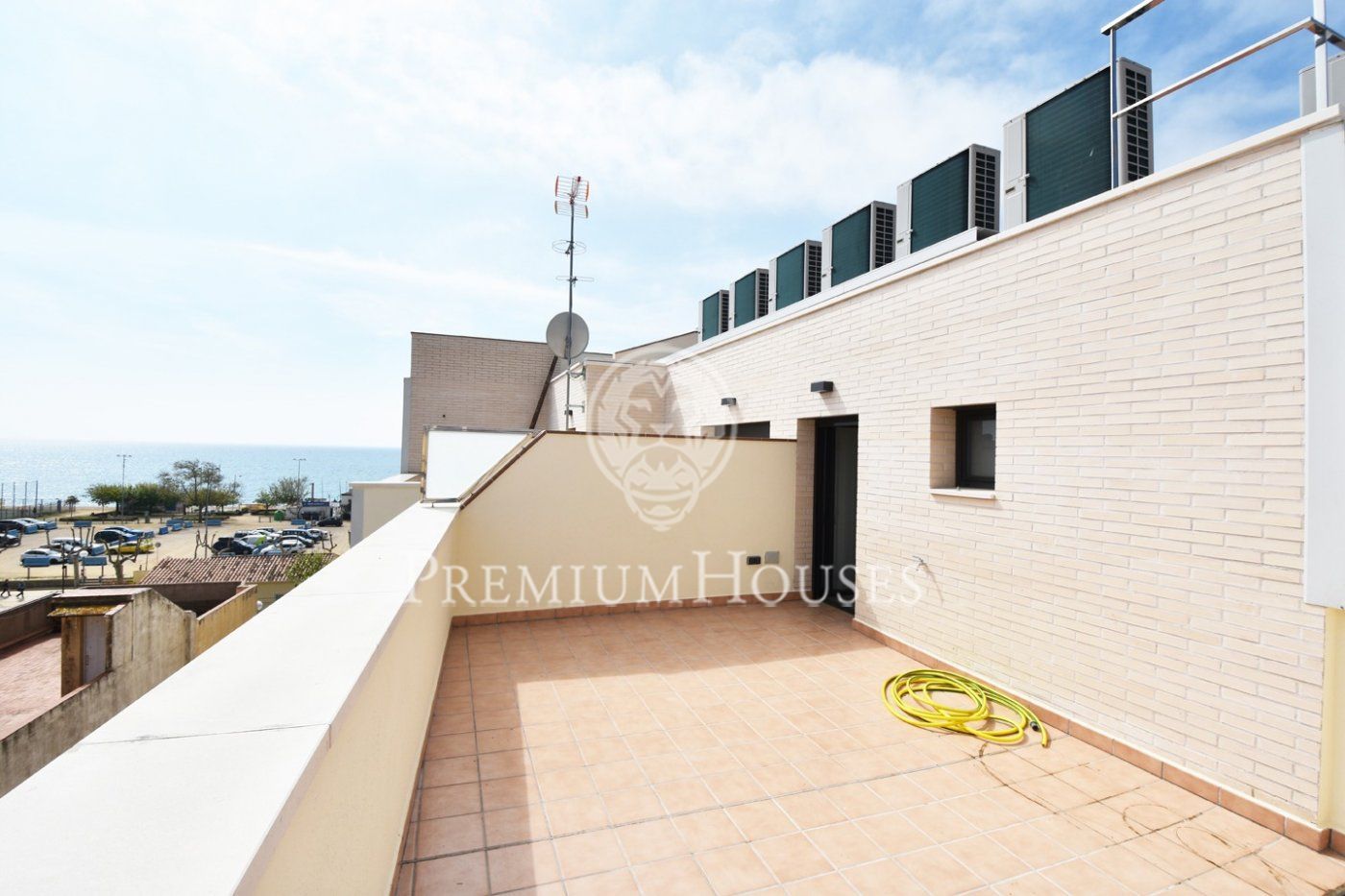 Magnificent duplex penthouse in front of Playa Grande. Calella