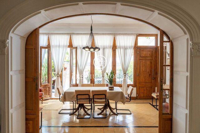 Dúplex con terraza, patio interior y apartamento independiente en Eixample