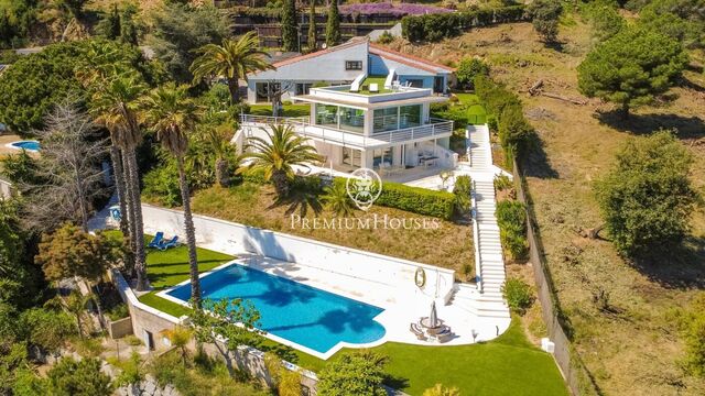 Casa en venta en Alella con espectaculares vistas al mar y a la montaña