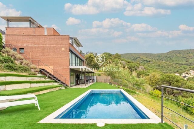 Casa en venta con mucha luminosidad y vistas despejadas en Alella