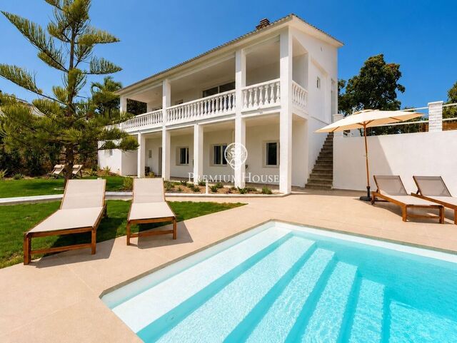 Elegancia frente al Mediterráneo: Casa renovada con apartamento independiente