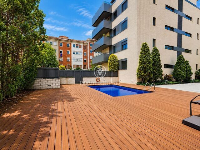 Exclusiva vivienda esquinera con terraza y piscina en el corazón de Pedralbes