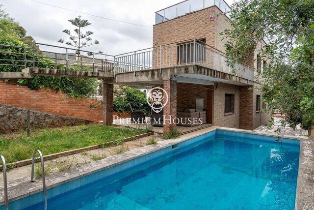 Casa con jardín y piscina en Montmar