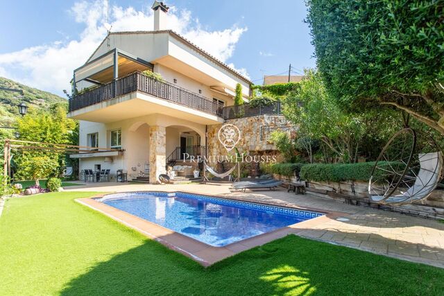 Detached house with a swimming pool for sale in Mas Coll