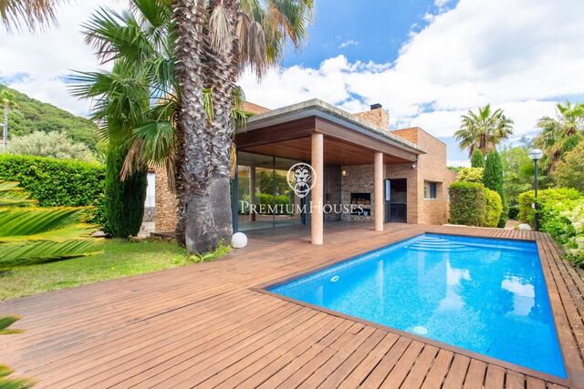High-end property with swimming pool and sea views in Argentona