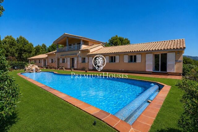 House with a Swimming Pool in Sant Jordi d'Alfama