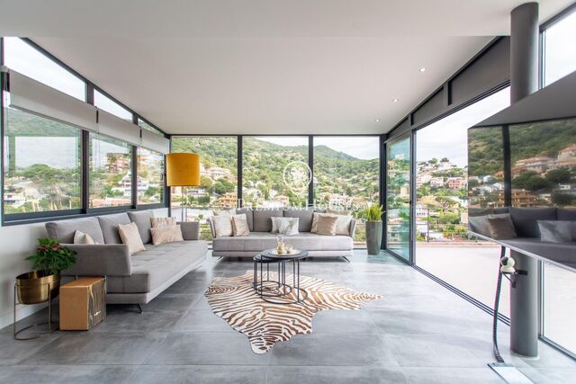 Casa en venta con mucha luminosidad y vistas despejadas en Alella