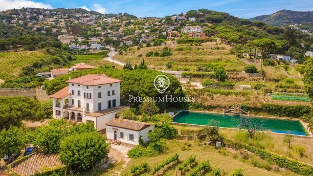 Fantástica finca centenaria con piscina en venta en el centro de Alella