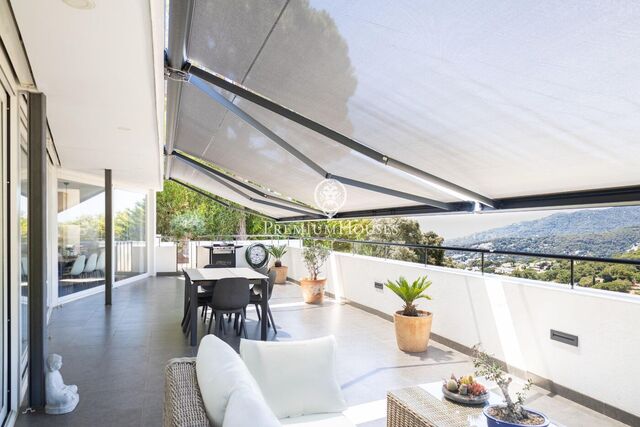 Exclusiva casa independent reformada amb piscina, vistes al mar ia la muntanya a Cabrils