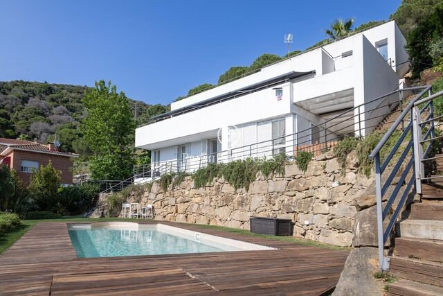 Exclusiva casa independiente reformada con piscina, vistas al mar y a la montaña en Cabrils