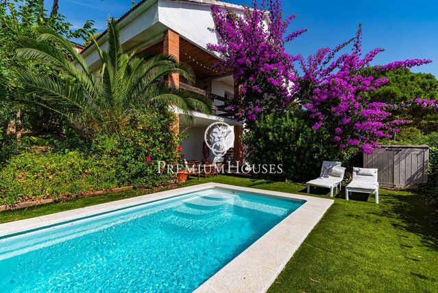 Casa independent amb jardí i piscina a Montmar