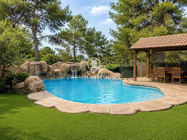 Casa independiente con jardín y piscina en Begues Park