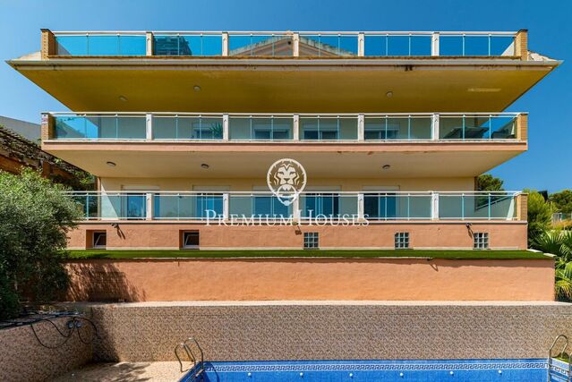 Casa con piscina y vistas al mar