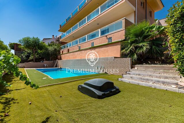 Casa con piscina y vistas al mar