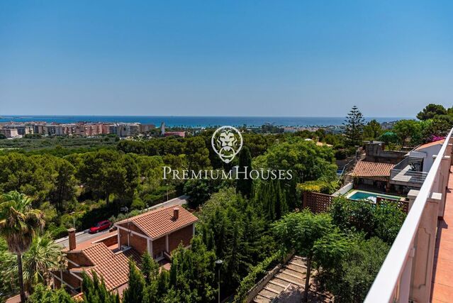 Casa con piscina y vistas al mar
