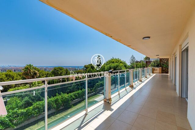 Casa con piscina y vistas al mar