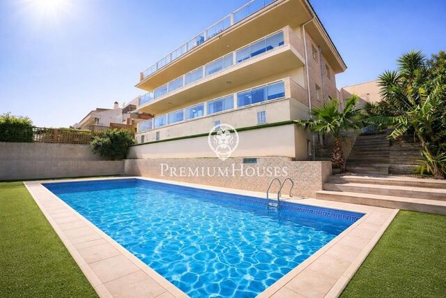 Casa con piscina y vistas al mar