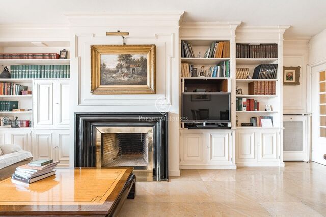 Exclusivo piso de 118 m² con balcón sur, chimenea y 2 parkings en Vía Augusta