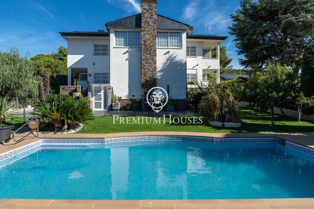 Casa independiente con jardín y piscina en Begues Park