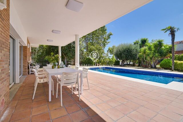 Casa independiente a la venta en Tiana