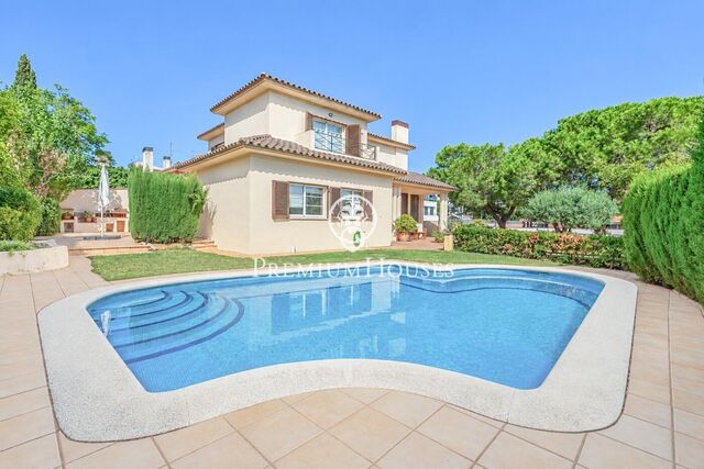 Casa con jardín y piscina en L'Aragai