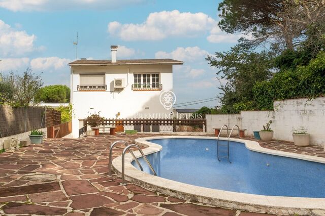 Semi-detached house with unobstructed views for sale in Vallromanes