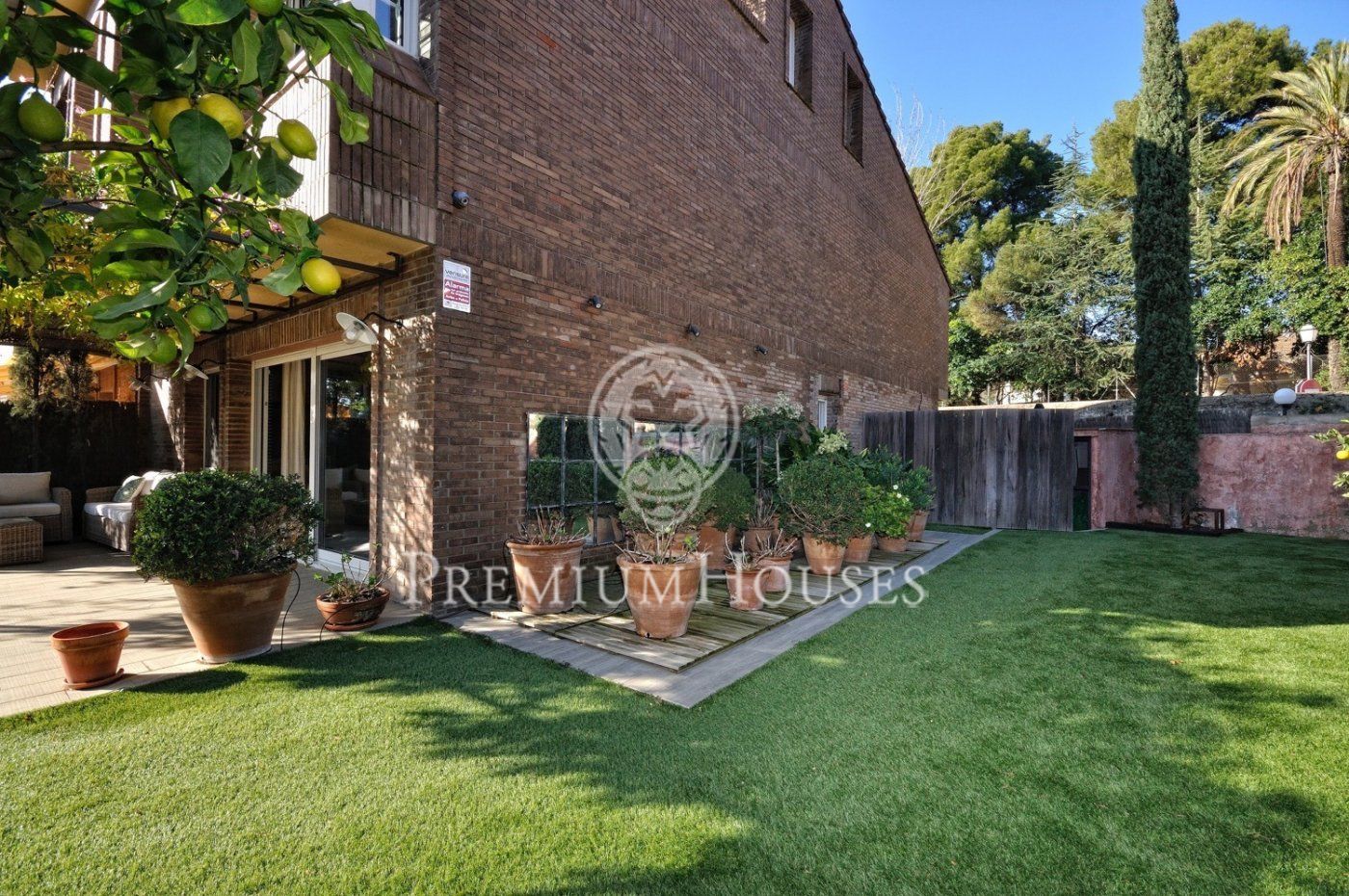 Casa de 345 m² con piscina y vistas en venta en Alella ...