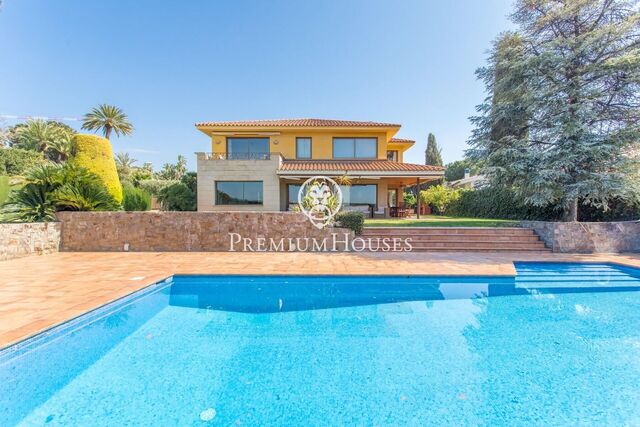 Casa en venda a l'exclusiva zona residencial de Can Teixidó amb vistes al mar i a l'horitzó de Barcelona