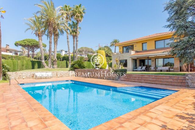 Casa en venda a l'exclusiva zona residencial de Can Teixidó amb vistes al mar i a l'horitzó de Barcelona