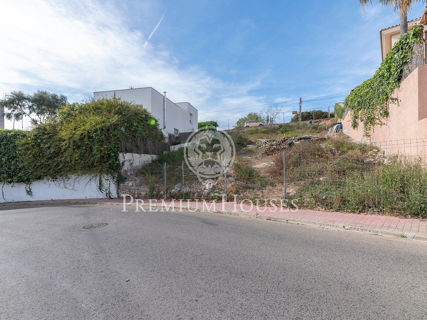 Land in Quintmar area with open views and the sea of Sitges