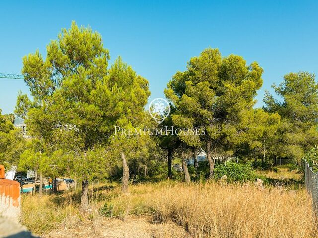 Gran parcel·la amb vistes al mar i golf en venda a Can Girona, Sitges