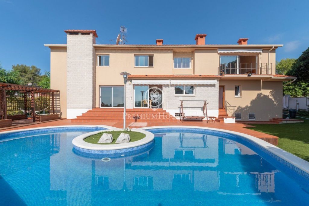 Villa con vistas al mar jardín y piscina a la venta en Santa Barbara, Sitges