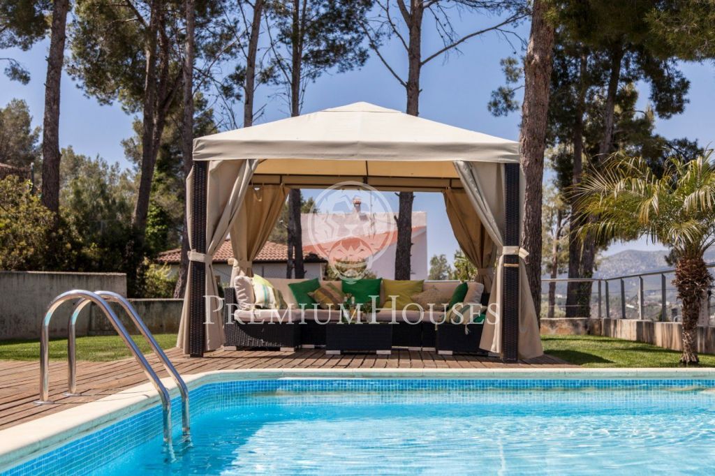 Casa en Venta con vistas panorámicas y piscina en Olivella