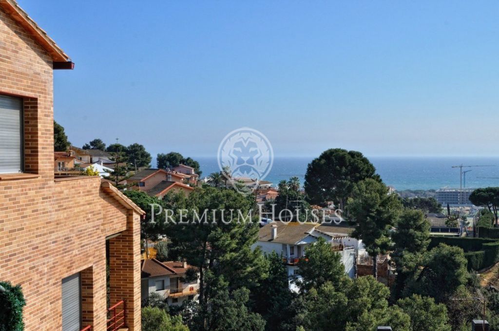 Casa moderna en Santa Susanna con apartamento y vistas panorámicas al mar.