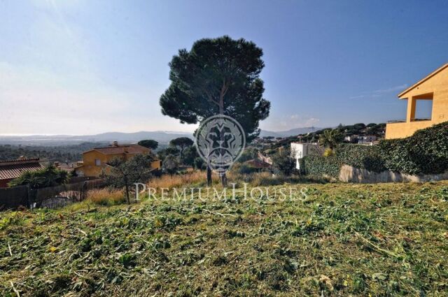 Terrain plat à Mas Mora / Tordera dans un quartier très verdoyant et tranquille.