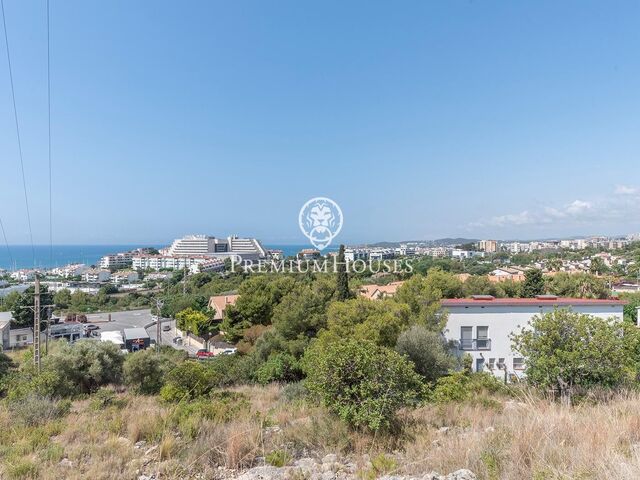 Espectacular terreno en venta con vistas al mar en Levantina Sitges