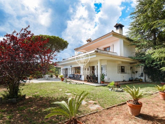 Casa en venda a Sant Cebrià amb vistes al mar
