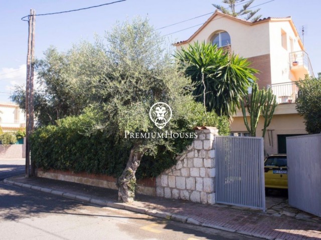 Casa independent de tres plantes a la venda a Rocamar