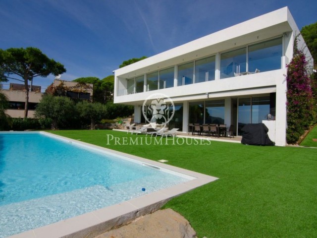 Casa en venta en Cabrils. Arquitectura moderna a pie del mediterráneo.