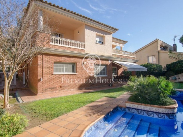 Magnífica casa amb piscina en venda al centre de Teià
